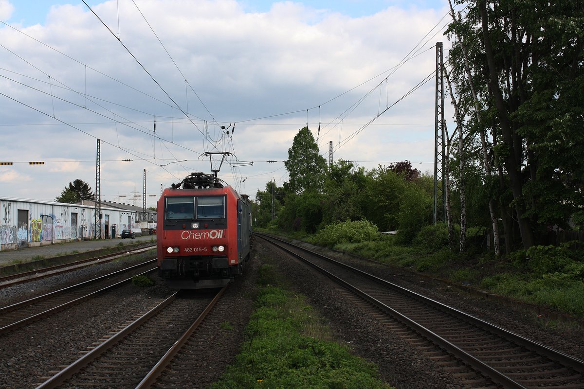 # Roisdorf 51
Die 482 015-5 der SBB Cargo mit einem Güterzug aus Koblenz/Bonn kommend durch Roisdorf bei Bornheim in Richtung Köln.

Roisdorf
01.05.2018