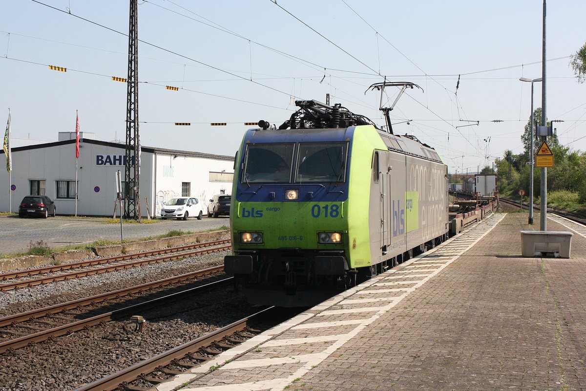 # Roisdorf 9
Die 485 018-6 der BLS Cargo mit einem Güterzug aus Koblenz/Bonn kommend durch Roisdorf bei Bornheim in Richtung Köln.

Roisdorf
20.04.2018