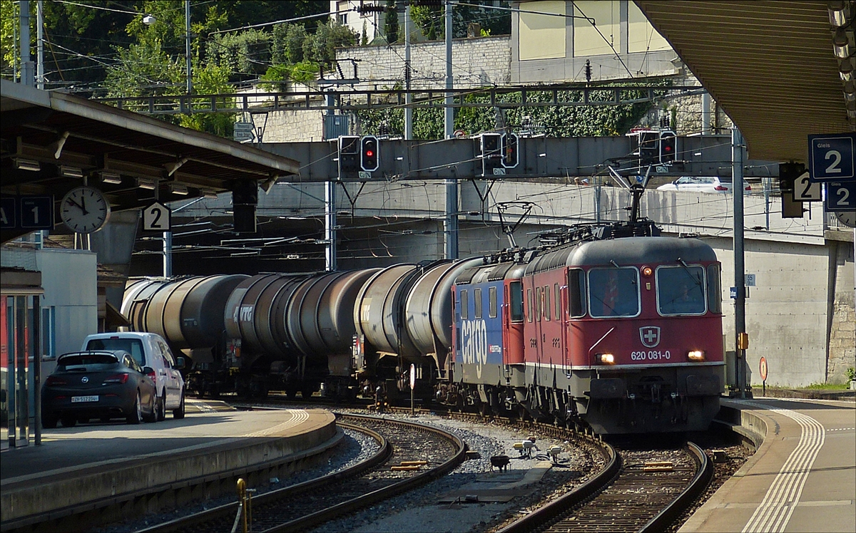 . SBB 620 081-0 mit einer Sbb Cargo ziehen einen Zisternen Güterzug in den Bahnhof von Schaffhausen.  06.09.2017  (Hans)