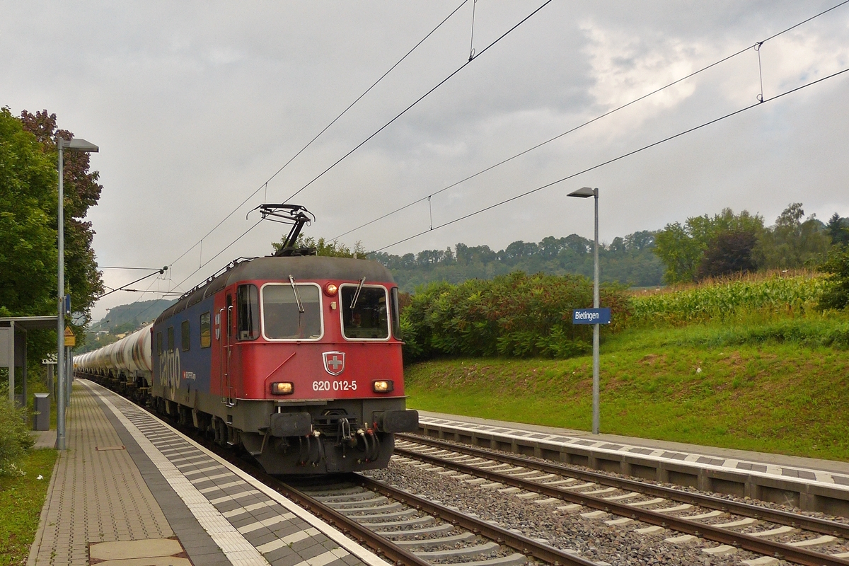 . SBB Cargo 620 012-5 kommt am Morgen des 05.09.2017 aus Richtung Singen mit ihrem Holcim Zug durch Bietingen gefahren. (Hans)