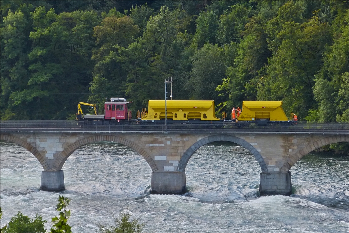 . SBB TM 232 006-7 mit Schotterwagen auf der Eisenbahnbrücke über dem Rheinfall bei Schaffhausen, aufgenommen von der Haltestelle Neuhausen-Rheinfall am 06.09.2017.  (Hans)