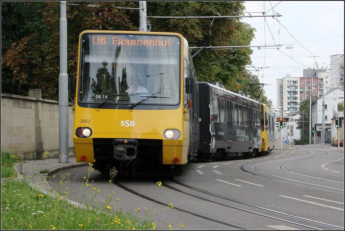 . Spaziergang entlang der Nordbahnhof- und Friedhofstraße, Teil V und Schluss -

15:33: Ein Zug der Linie U6 in Richtung Fasanenhof schlängelt sich durch die S-Kurven kurz vor der Einfahrt in die Heilbronner Straße. Da geht es dann auch gleich in den Innenstadttunnel. Leider kam hier ein Zug mit dunkler Vollwerbung. Ich hoffe dass die Unsitte der Vollwerbung in Stuttgart nur auf die noch nicht modernisierten Wagen beschränkt bleibt.

08.09.2014 (M)