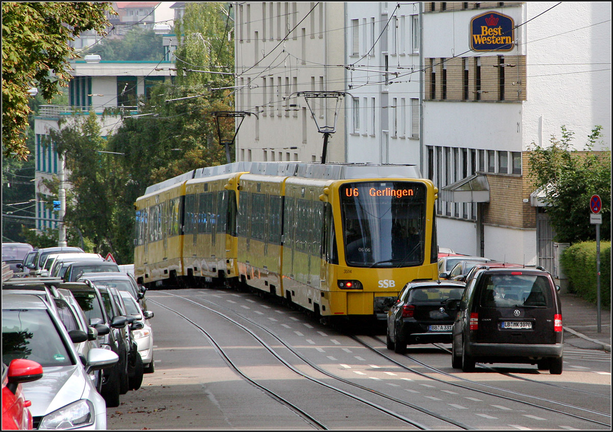 . Spaziergang entlang der Nordbahnhof- und Friedhofstraße, Teil V -

15:23: Die U6 in Richtung Gerlingen fährt jetzt in angedeuteter Bananenform die Friedhofstraße hinab.

08.09.2014 (M)