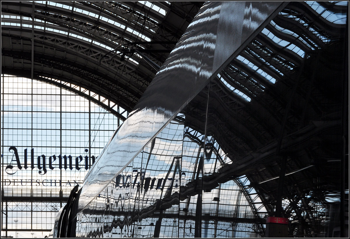 . Spiegelung -

Frankfurt Main Hauptbahnhof mit ICE.

15.07.2012 (J)