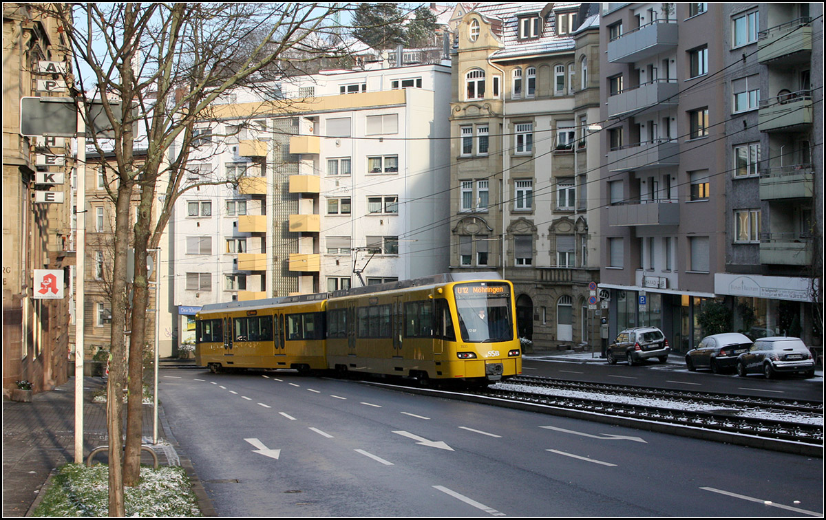 . Stadlers Tango auf Bergfahrt -

In der Hohenheimer Straße, einer der beiden das Zentrum Stuttgarts querenden Bundesstraßen, geht es an die 7% Steigung hinauf in Richtung Degerloch. In den siebziger Jahren war hier ein Tunnel für die Straßen- bzw Stadtbahn vorgesehen. Ein Bürgerentscheid verhinderte dies und stattdessen sollten die Autos im Tunnel verschwinden. Die Stadtbahn verlässt auf dem Bild gerade eine Fahrspur der Bundesstraße, die bergwärts ein Stück von den Bahnen mit benutzt wird.

28.12.2014 (M)