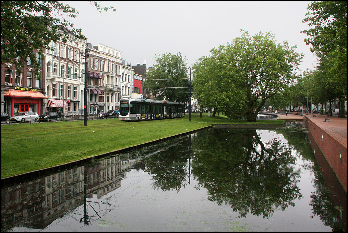. Stadt - Tram - Baum - Wasser -

... aber leider keine Sonne. Südlich von Bahnhof Rotterdam Centraal fährt die Straßenbahn im Mauritsweg an einer Gracht entlang.

21.06.2016 (M)