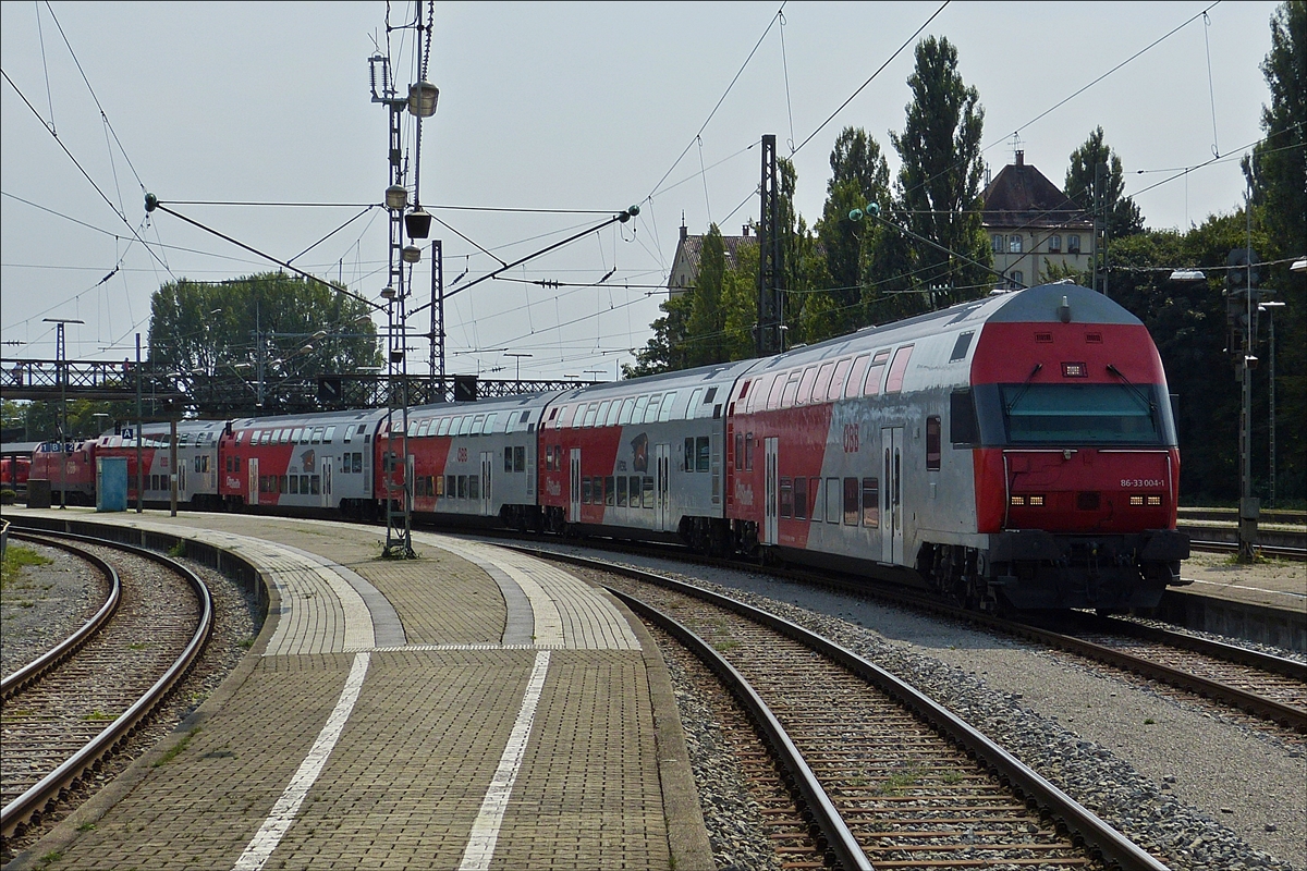 . Steuerwagen 86 – 33004-1 voraus, verlässt dieser Zug den Bahnhof von Lindau in Richtung Bregenz.   08.09.2017.  (Hans)