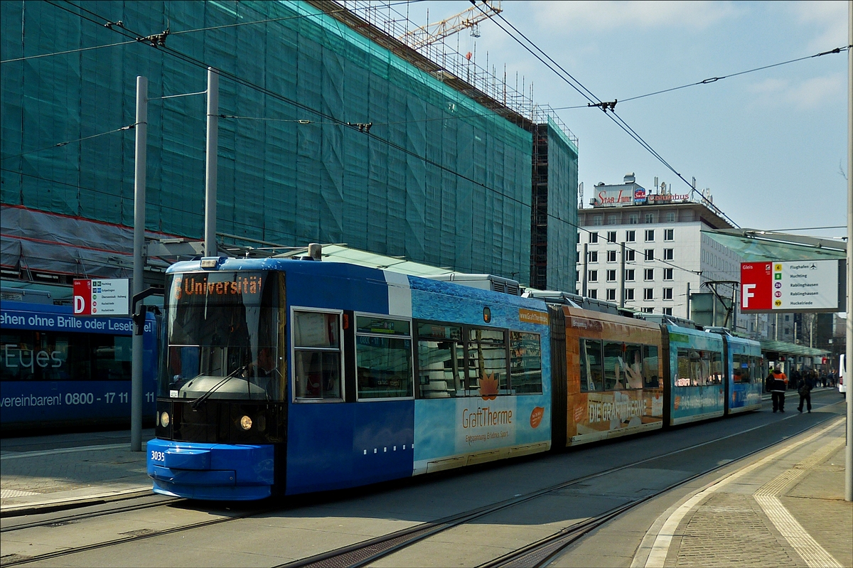 . Straßenbahnwagen 3035, GT8N von AEG, Bj 1994,  wird in Kürze die Haltestelle am Hauptbahnhof von Bremen erreichen.  11.04.2018  (Hans)