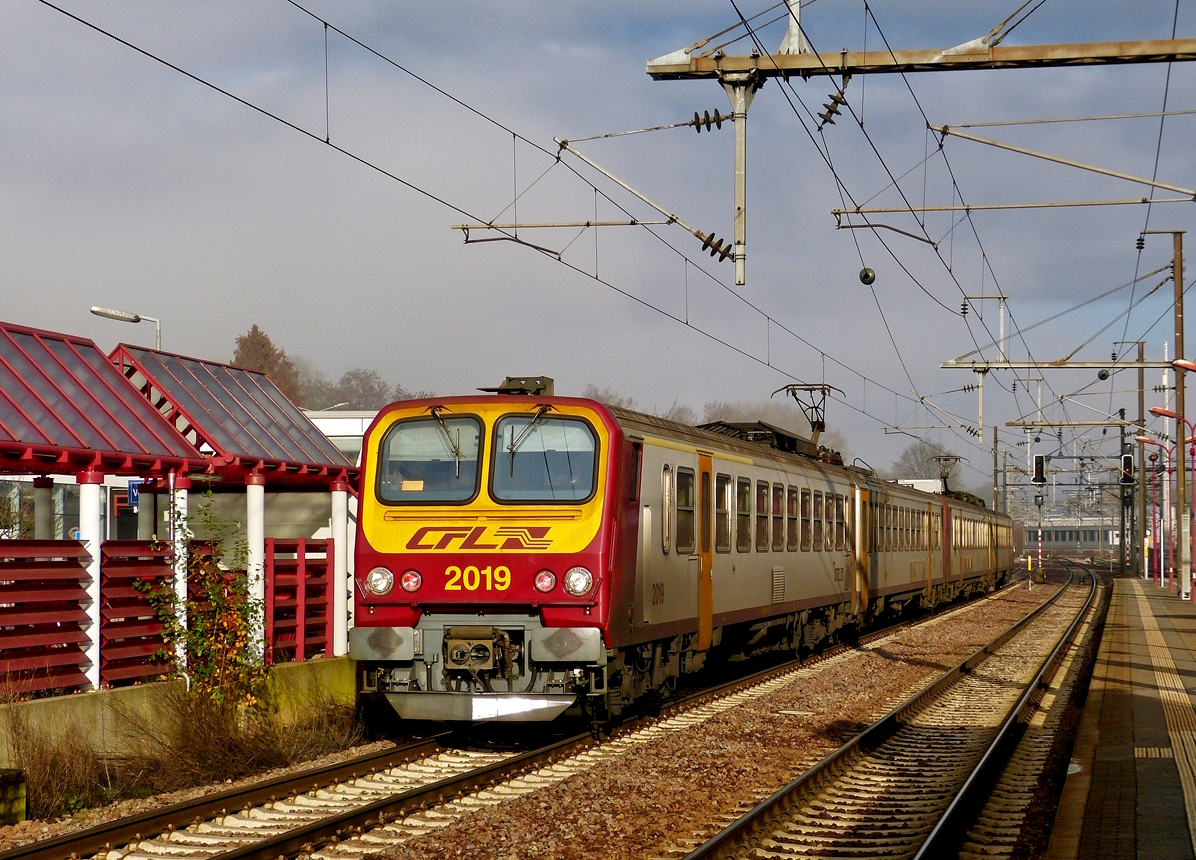 - Tolle winterliche Farben - Die RB 3635 Diekirch - Luxembourg, bestehend aus den beiden Triebzgen Z 2019 und Z 2001, erreicht am 11.12.2018 den Bahnhof von Mersch. (Hans)