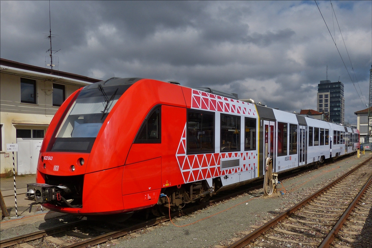 . Triebzug 622 043 steht auf einem Abstellgleis im Bahnhofsbereich von Kaiserslautern.  10.09.2017 (Hans)