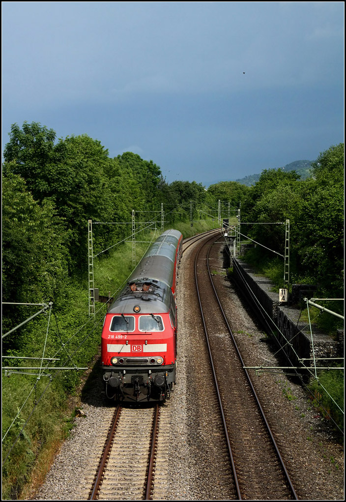 . Überraschenderweise mit Diesellok -

Eine Diesellok der Baureihe 218 zog diesen Regionalexpress-Zug von Aalen nach Stuttgart das Remstal hinab. Hier bei Sonnenlicht bei sich entwickelndem Gewitter. Hier hatte ich Glück, das die Sonne gerade wieder da war, als der Zug leicht verspätet Rommelshausen passierte.

05.06.2016 (M)