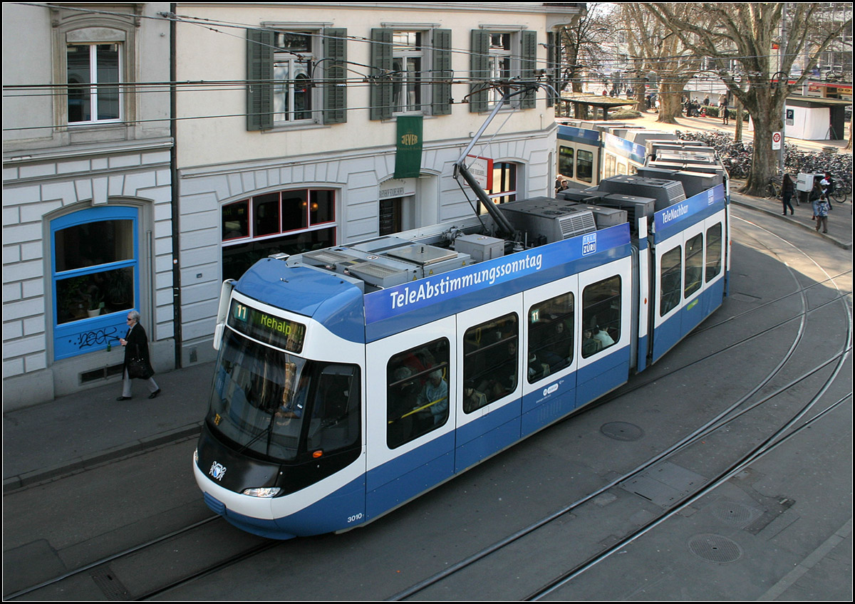 . Um die Ecke -

Eine Straßenbahn biegt am Bahnhof Stadelhofen um eine Häuserecke um dann die lange Steigungsstrecke zur Rehalb zu befahren. 

09.03.2008 (M)