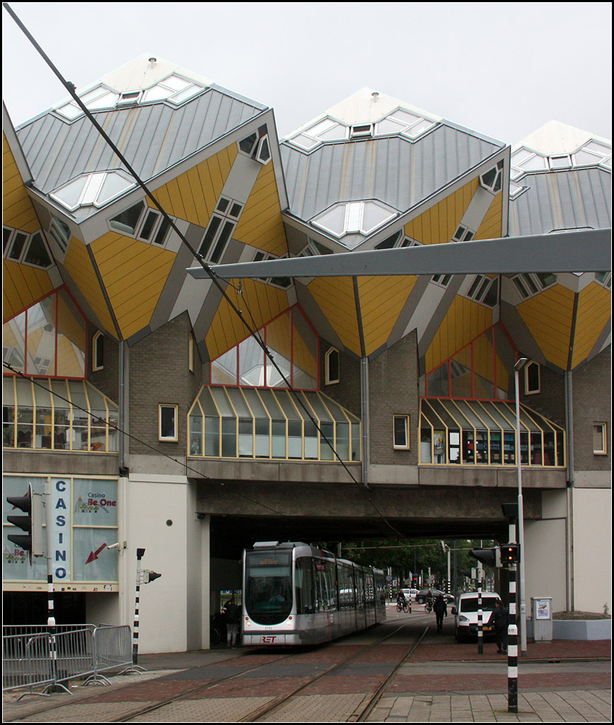 . Unter den Kubushäusern -

Kurz vor der Haltestelle Blaak unterqueren die Rotterdamer Straßenbahnen die berühmten Kubushäuser von Piet Blom aus dem Jahr 1984. Die Architektur soll an einen Baum erinnern, die Häusergruppe zusammen an einen Wald.

21.06.2016 (M)