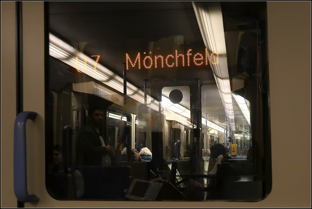 . Untergrundbahn-Feeling -

Mit der U7 unterwegs im Stuttgarter Untergrund den langen Tunnel hinunter von der Waldau zum Bopser. Der Blick geht durch die Spiegelung über zwei Führerhäuser hinweg zum vorderen Wagen.

27.02.2017 (M)

