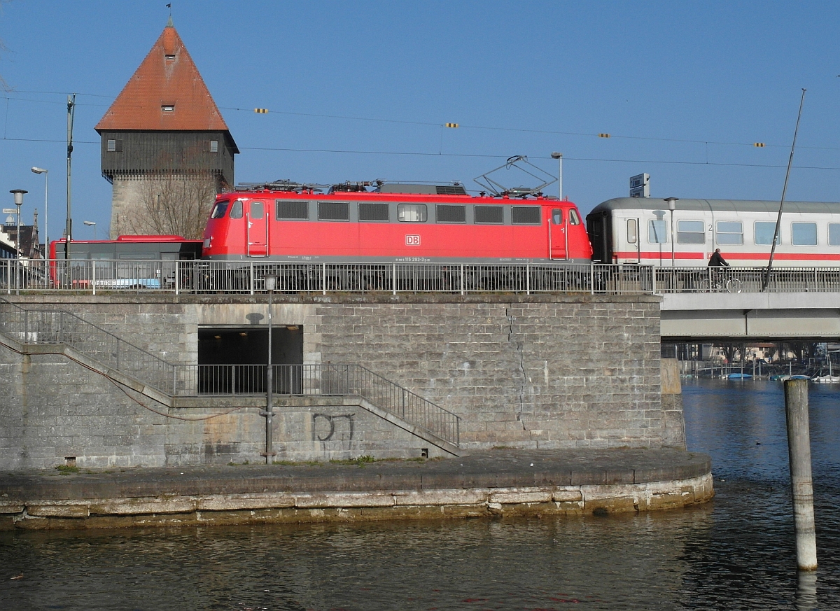 - Verspätet - Den Standpunkt von Olli für ein von ihm gemachtes Bild mit diesem Bahn-Brücken-Turm-Motiv übernommen, um 115 293-3 mit ihren IC-Wagen und einer 101er am Zugende am 09.03.2014 kurz vor der Einfahrt in den Bahnhof Konstanz zu fotografieren. Planmäßig hätte die Bereitstellung dieses Zuges früher erfolgen sollen, da zum Zeitpunkt der Aufnahme die Abfahrt als IC 2004 'BODENSEE' nach Emden gewesen wäre.