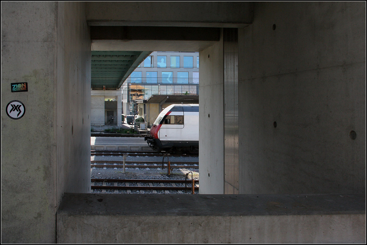 . Viel Beton in Konstanz -

Durchblick am Aufgang zur Fußgängerbrücke beim Bahnhof Konstanz auf Gleise, ein bisschen Zug und bisschen Stadt.

17.06.2013 (M)