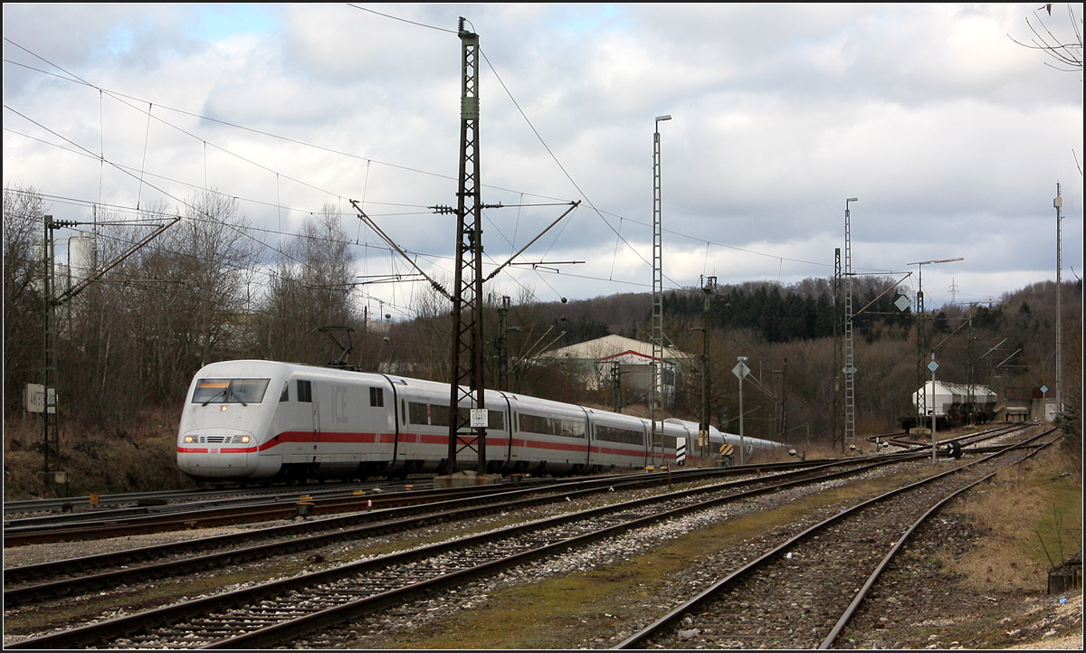 . Vom Unterland kommend -

Durchfahrt eines ICE 1-Zuges in Amstetten auf der Schwäbischen Alb.

09.04.2014 (M)
