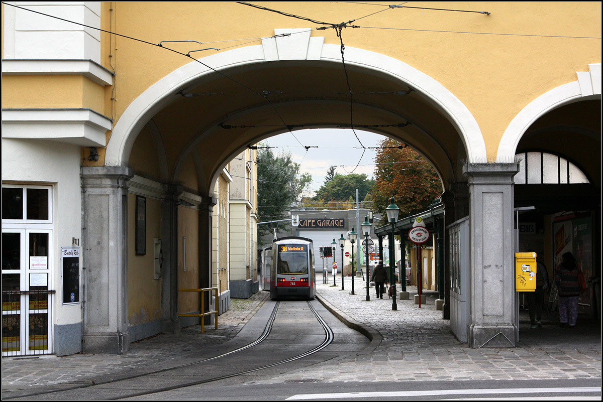 . Von Außen - 

Endhaltestelle Grinzing der Wiener Straßenbahnlinie 38. 

08.10.2016 (M)