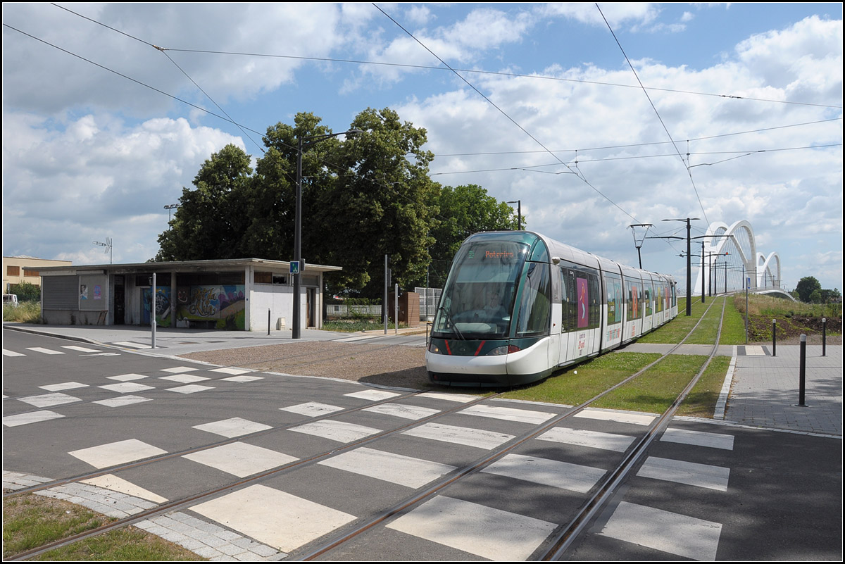 . Von Deutschland kommend -

Eine Citadis-Tram erreicht nach Querung des Rheines das Stadtgebiet von Straßburg am Port du Rhin.

25.06.2017 (J)