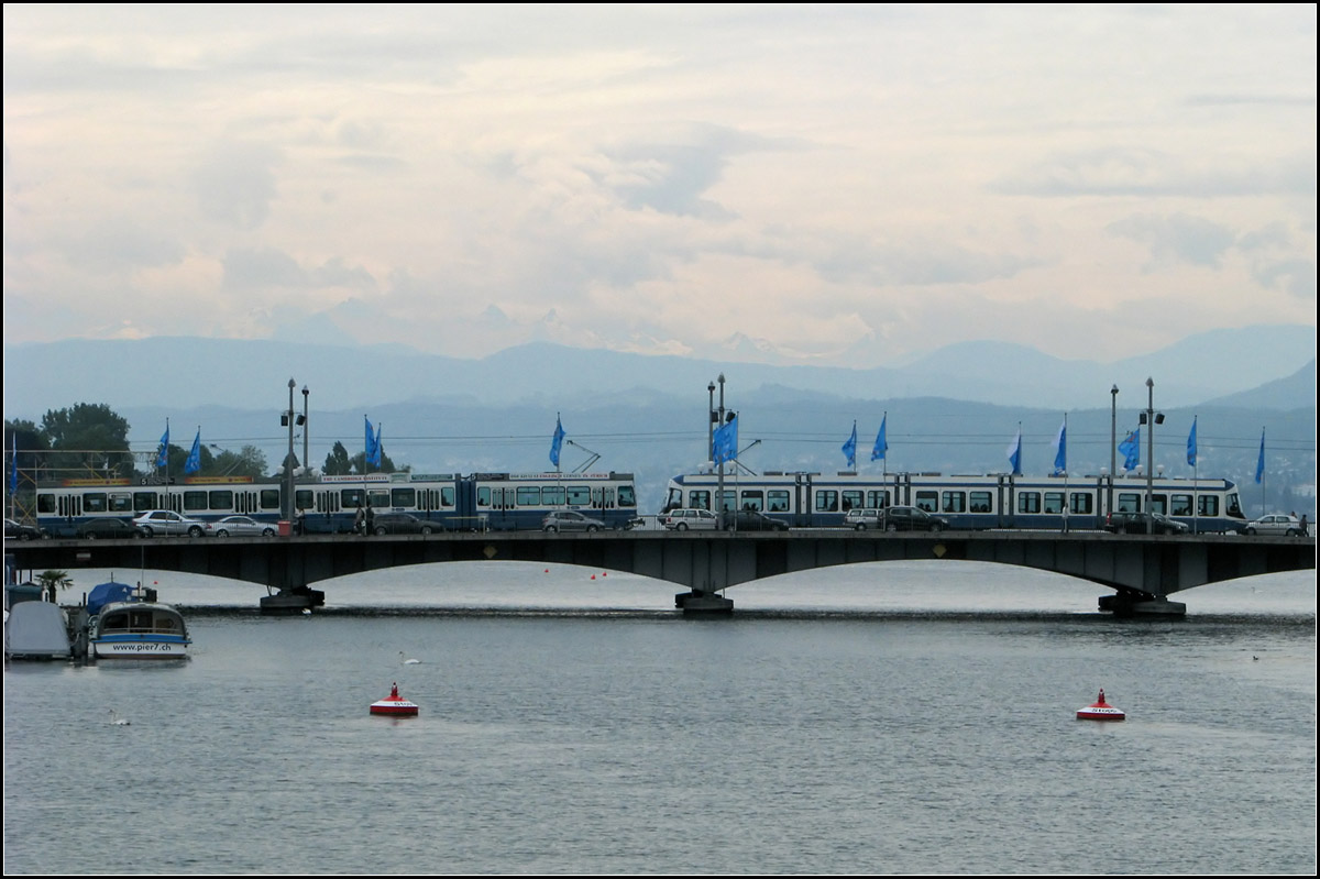 . Von Weiß bis Blau -

Die Farben der beiden Trams passen gut zu den vorherrschenden Farben des Himmels und der Landschaft zu diesem Zeitpunkt. Ein Tram 2000 und Cobra auf der Quai-Brücke in Zürich.

24.05.2008 (J)