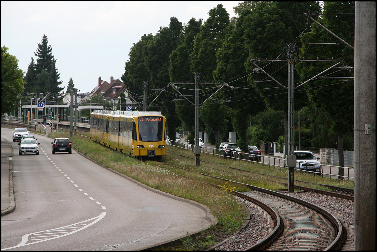 . Von der Wiese in den Schotter -

Stadtbahntrasse in der Pforzheimer Straßen in Stuttgart-Weilimdorf mit der Haltestelle Landauer Straße im Hintergrund.

23.07.2016 (M)
