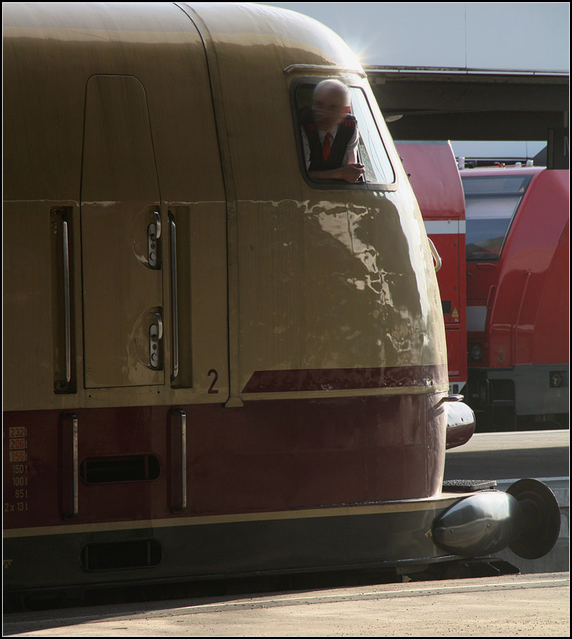 . Warten auf die Abfahrt -

Das Sonnenlicht unterstreicht die Eleganz der Lokomotive. 103 245-7 im Münchener Hauptbahnhof. 

18.03.2015 (Matthias)