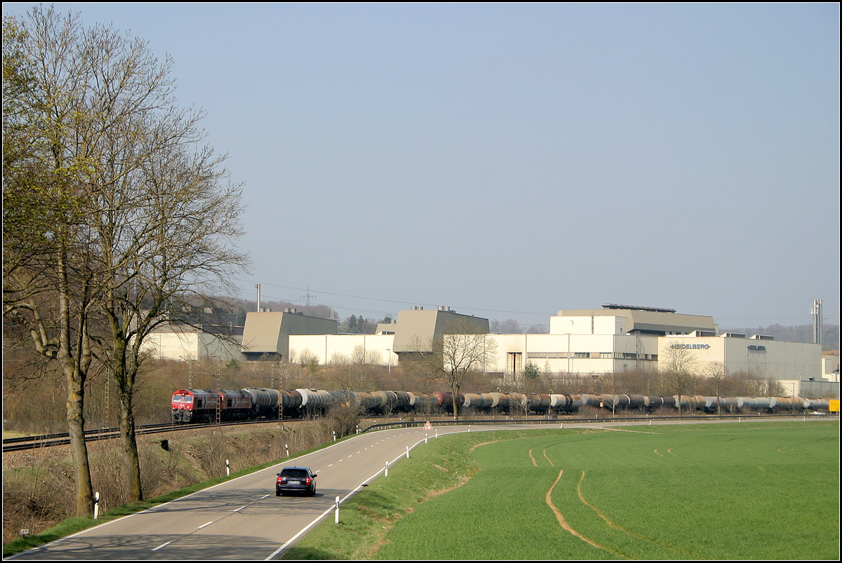 . Wie klein der Güterzug wirkt! 

Aufgenommen bei Amstetten mit der Druckmaschinenfabrik im Hintergrund und der Bundesstraße 10 daneben. 

11.04.2007 (M)