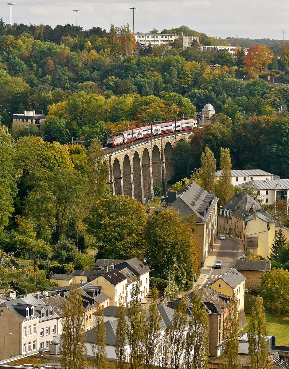 . Wunderschne Viadukte - Bahnbilder machen in der Stadt Luxembourg geht nicht ohne die vier herrlichen Viadukte, welche die Strecken durch die luxemburgische Hauptstadt prgen. Der RE 3814 Luxembourg - Troisvierges passiert am 04.10.2017 den Pfaffentaler Viadukt auf seinem Weg zur Nordspitze des Groherzogtums. (Jeanny)