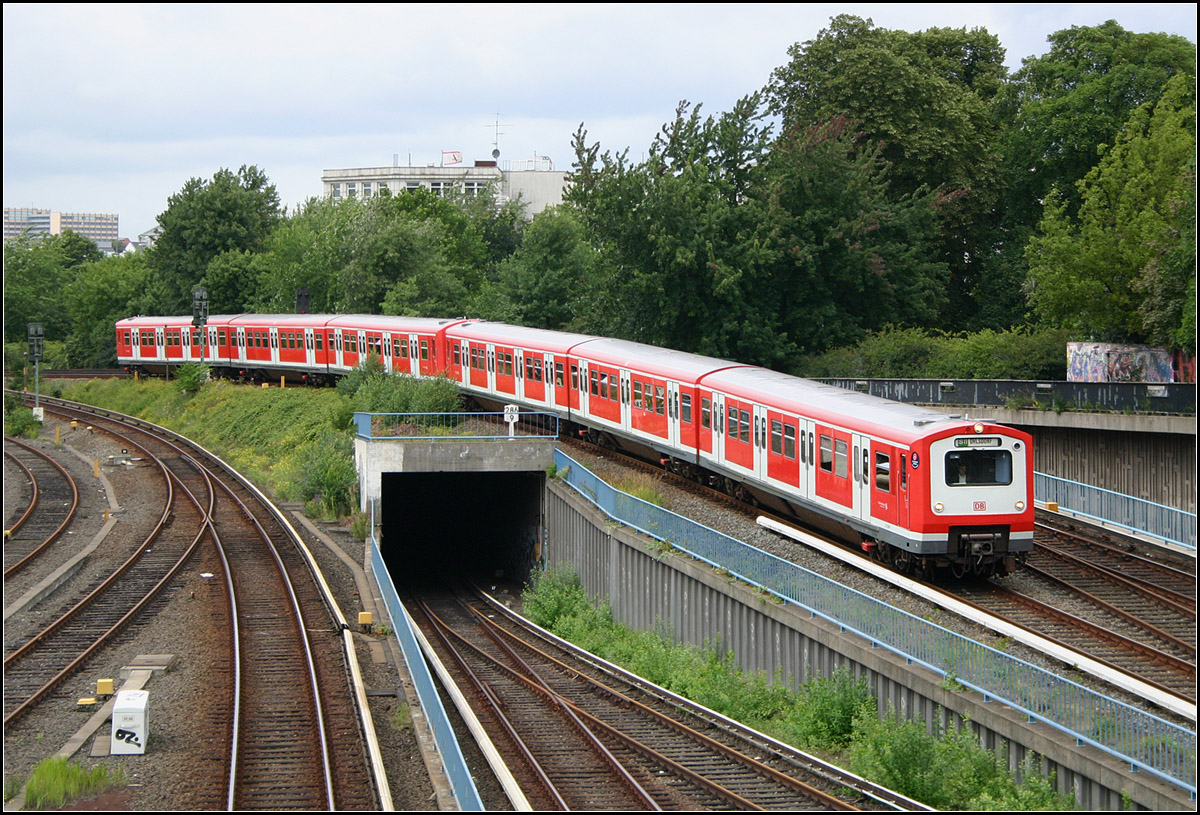 . Zwischen den Tunnelportalen -

Eine Hamburger S-Bahn der Baureihe 472/473 zwischen den Tunnelausfahrten des Innenstadttunnels nördlich des Hauptbahnhofes.

10.08.2005 (M)

