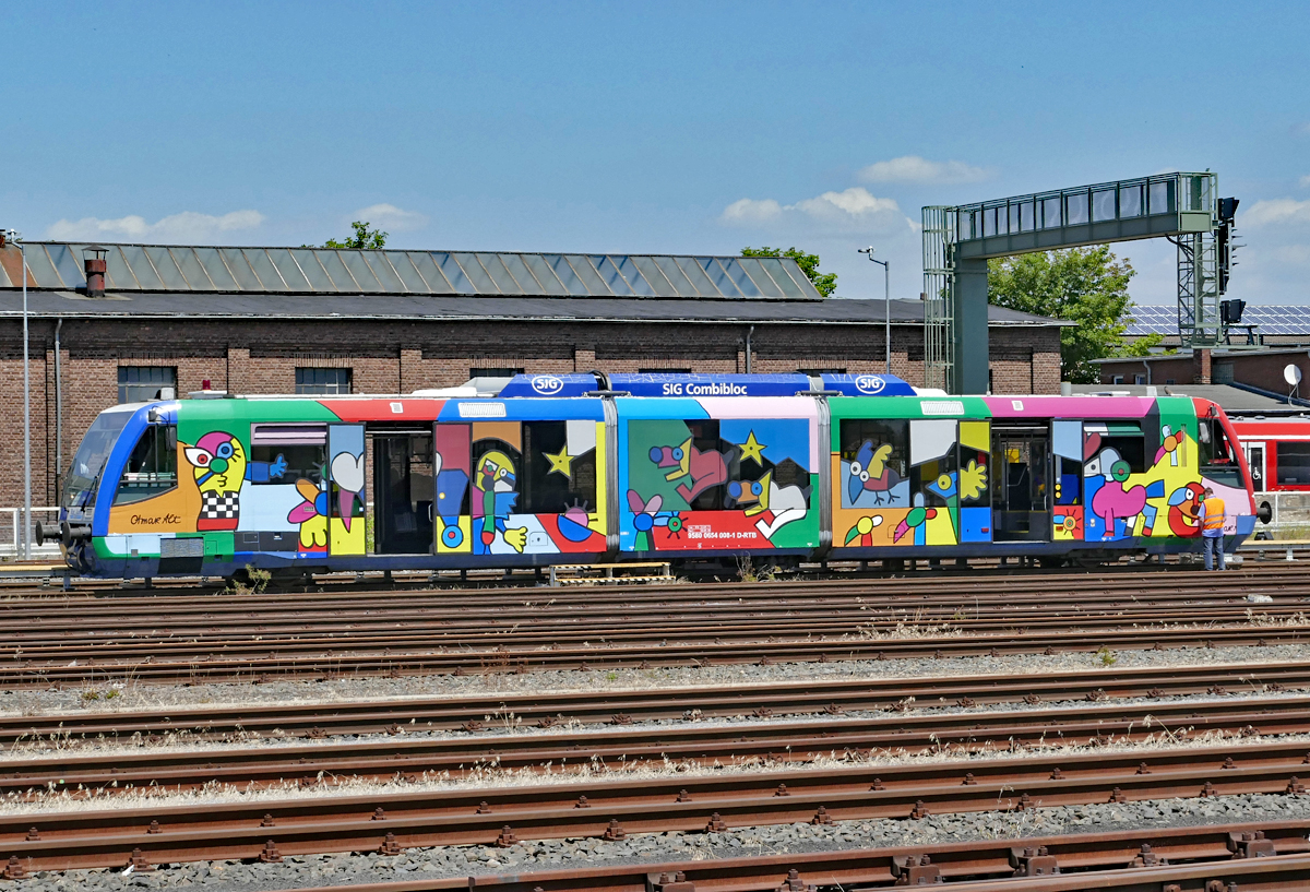 0 654 008-1  Bördeexpress  (Bördebahn Düren über Zülpich nach Euskirchen)  mit  Otmar-Alt-Kunstwerk  im Bahnhof Euskirchen. 30.06.2018