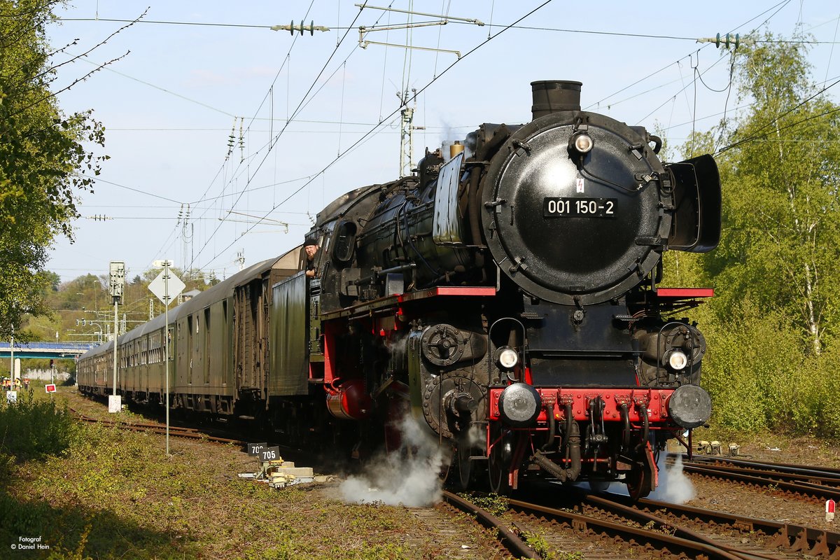 001 150-2 in Hattingen an der Ruhr bei der Ausfahrt, am 30.04.2017.