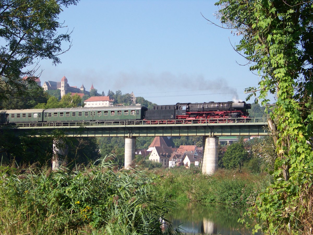 001 180-9 des BEM Nördlingen am 27.08.2016 fährt mit einem Eilzug kurz nach der Ausfahrt aus Harburg Richtung Nördlingen/Wassertrüdingen.
