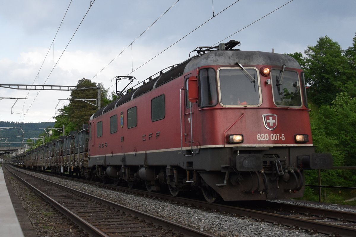 007 in  geheimer  :-) Mission. Re 620 007-5  Wattwil  zieht am 09.05.2018 bei Vogelsang Turgi einen Militärzug beladen mit Schützenpanzern und Panzerhaubitzen in Richtung Brugg.