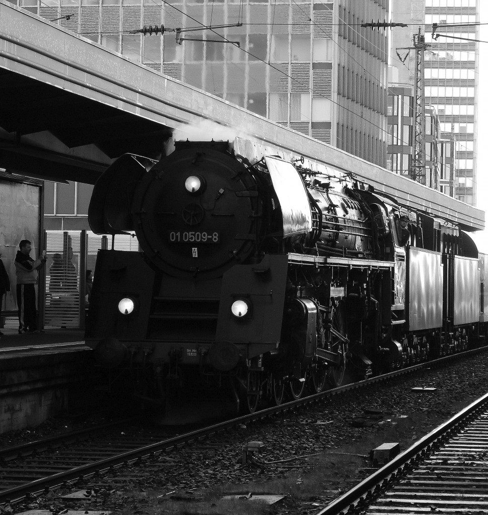 01 0509-8 stand am 21.3.15 mit einen Sonderzug im Essener Hbf. Anlass für das Spektakel war der 80. Geburtstag der Dampflok. 

Essen 21.03.2015