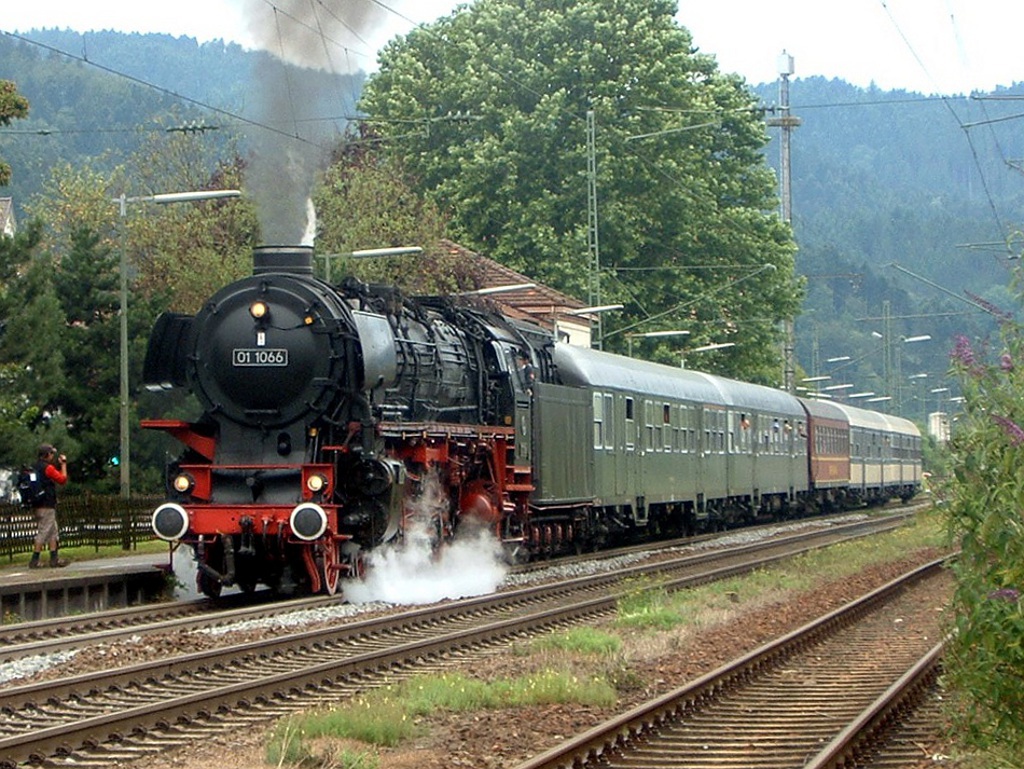 01 1066 in Haslach auf Gleis 1 (12.07.2009)