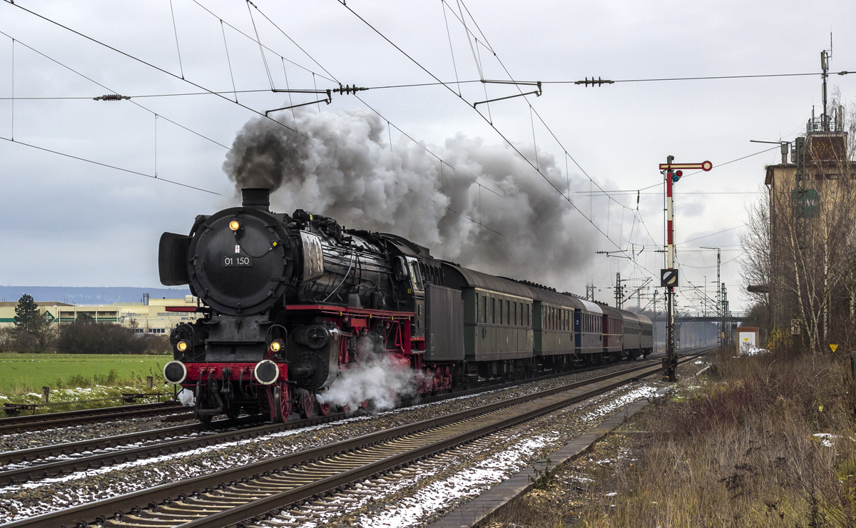 01 150 mit einem Sonderzug von Stuttgart nach Bamberg in Hirschaid (07.12.2013). Einen netten Gruß an die zahlreichen Mitfotografen/-filmer, ich war der 4. von links ;-)