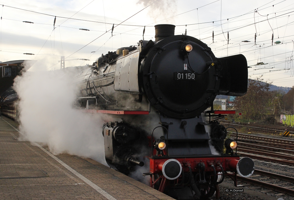 01 150 mit einem Sonderzug am 05.12.2015 in Hagen Hbf und fuhr weiter nach Marburg.