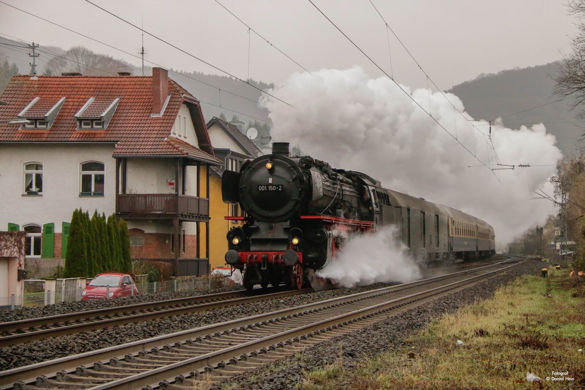 01 150 mit Rheingold in Oberwinter, am 02.12.2017.