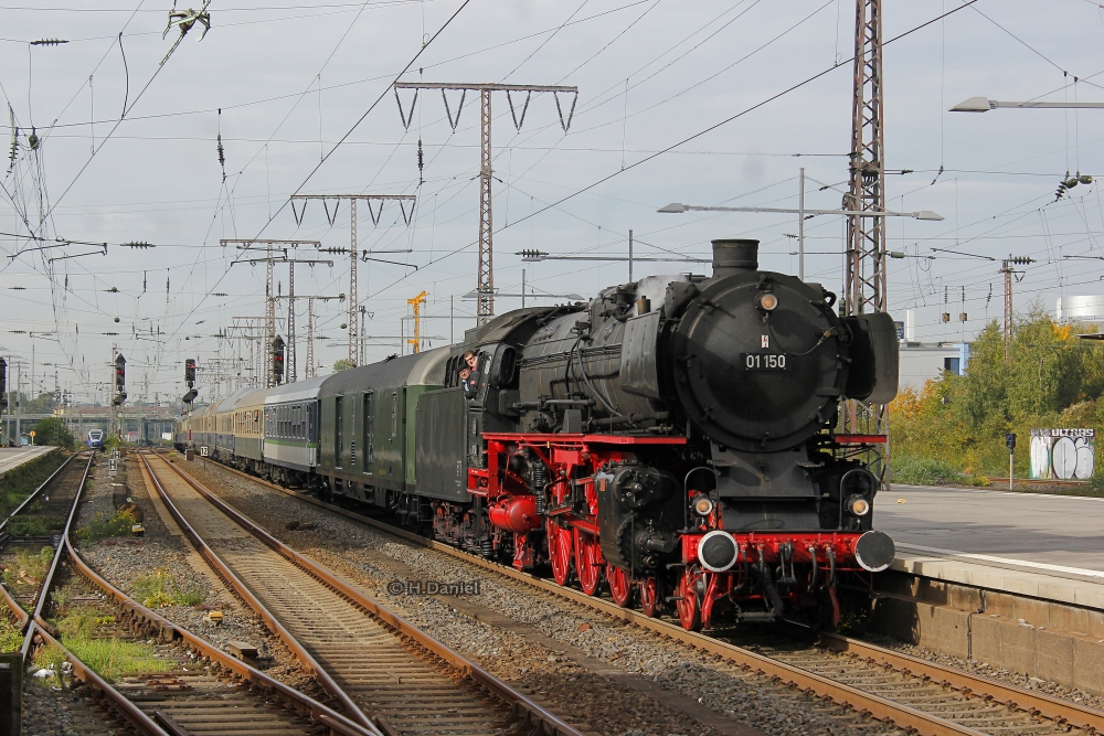 01 150 mit Rheingoldzug am 03.10.2015 in Essen Hbf und fuhr weiter nach Minden (Westf.).