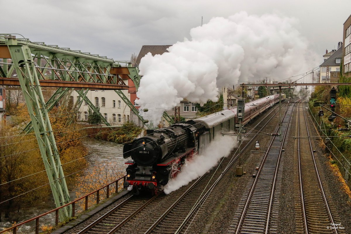 01 150 mit Sonderzug in Wuppertal Barmen, am 25.11.2017 auf weiter Fahrt nach Aachen Hbf.