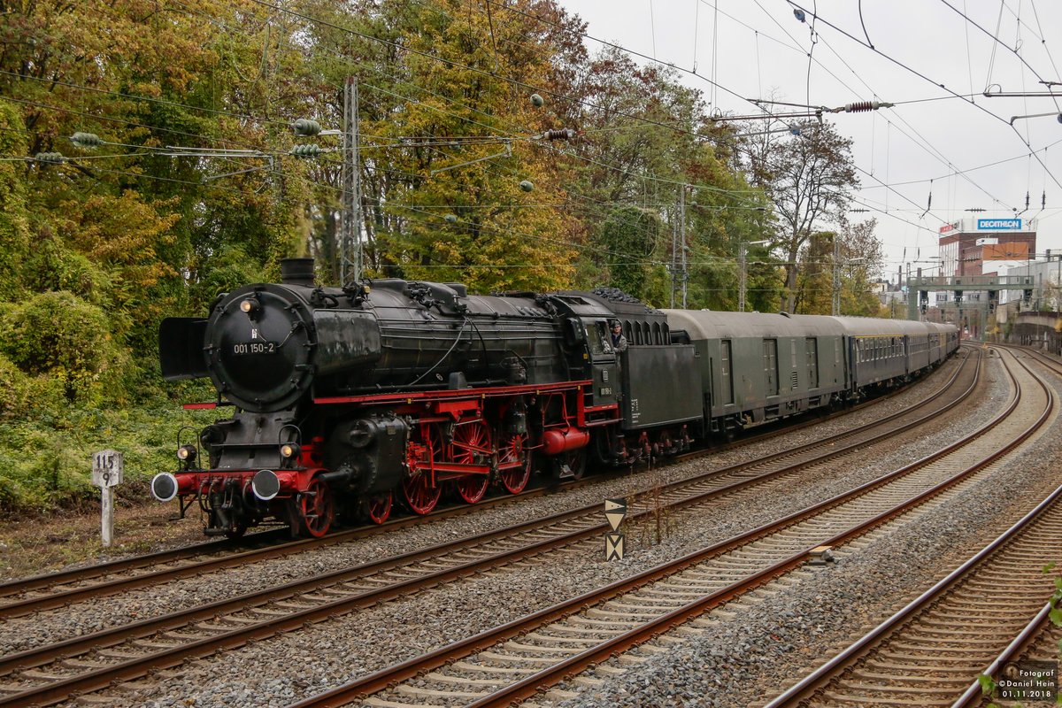 01 150 mit Sonderzug in Wuppertal, am 01.11.2018.