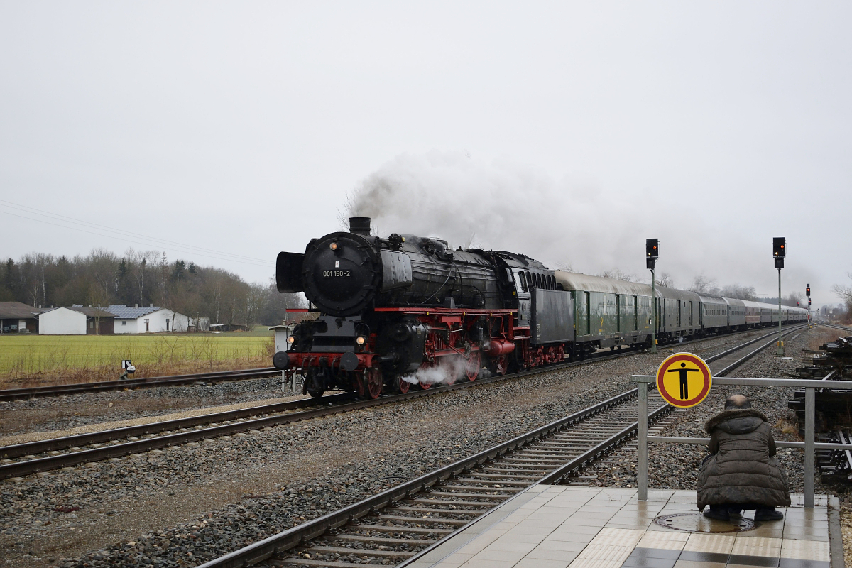 01 150 der UEF führt am 10.03 2018 den Sonderzug nach St. Anton am Arlberg am. Hier in Laupheim West.