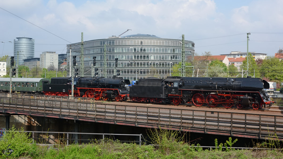 01 1533-7 und 23 1097 mit einem Sonderzug im April 2014 in Dresden.