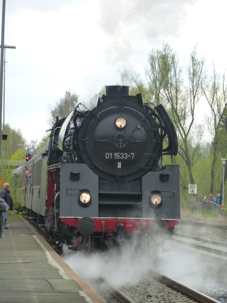 01 1533-7 fährt hier gerade am 10.04.2014 in den Oberkotzauer Bahnhof ein.

Die Dampflok der Ulmer Eisenbahnfreunde war mit einigen Historischen Wagen auf dem Weg zum großen Dampfloktreffen in Dresden.
