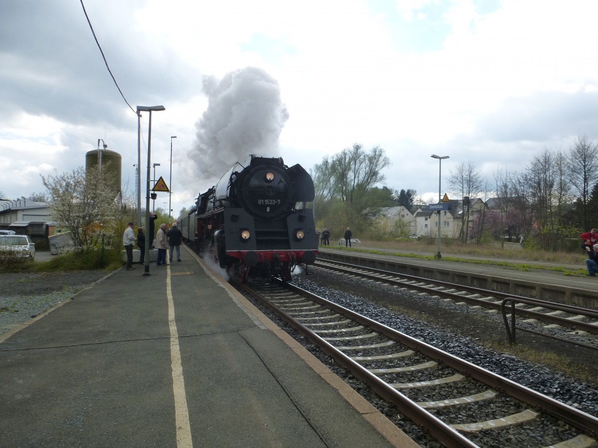 01 1533-7 fährt hier gerade am 10.04.2014 in den Oberkotzauer Bahnhof ein. 
Die Dampflok der Ulmer Eisenbahnfreunde war mit einigen Historischen Wagen auf dem Weg zum großen Dampfloktreffen in Dresden.