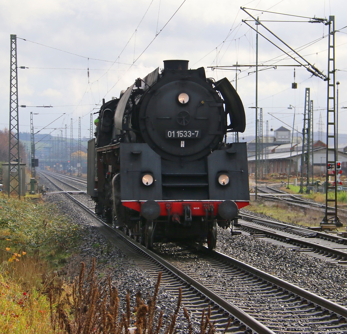 01 1533-7 kam am 14.11.2015 aus Richtung Bebra durch Lispenhausen weiter nach Kassel.