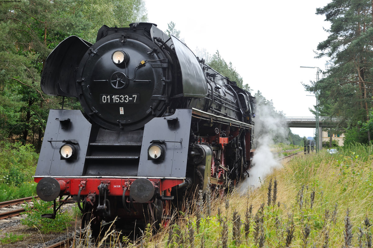 01 1533-7 der Österreichischen Gesellschaft für Eisenbahngeschichte (ÖGEG) beim Halt in Parkstein-Hütten, 30.07.2015
