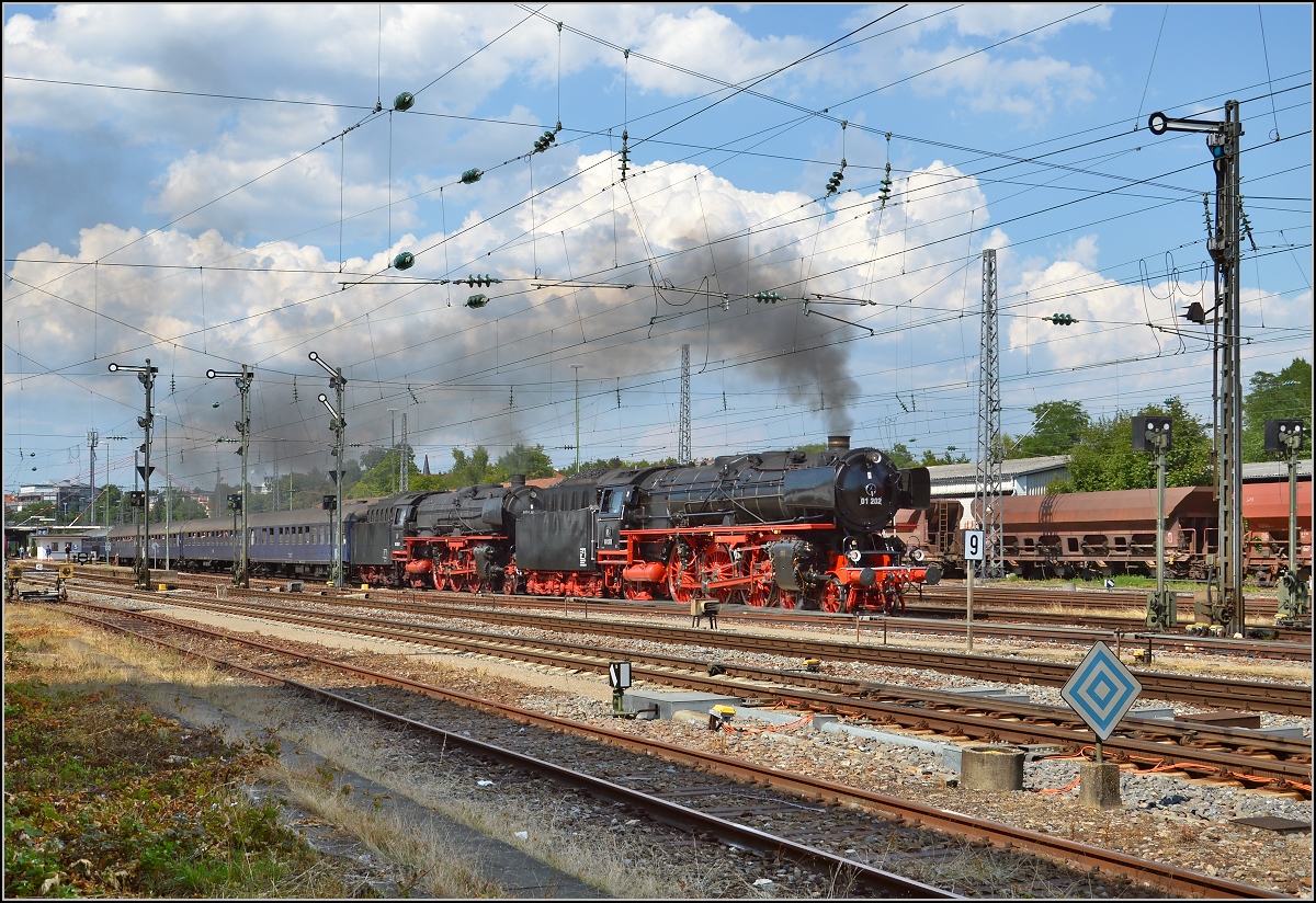 01 202 und 001 150-2 verlassen Villingen auf den Gleisen der Alemannenbahn. August 2015.
