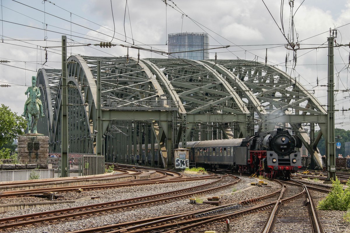 01 519 mit Westfalendampfsonderzug an der Hohenzollernbrücke in Köln, am 02.06.2018.