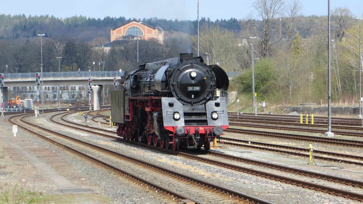 01 519 zog den Dampfsonderzug aus Gera nach Bayreuth Hbf